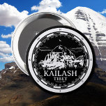 Mount Kailash - Gang Rinpoche Tibet Button<br><div class="desc">Der Black Round Button mit einem weißen Design, das das Wesen des in einem Kompass gerahmten Berges Kailash wunderschön einfängt. Dieser Knopf ist eine Hommage an die spirituellen Traditionen Tibets, die transformative Praxis des Yogas und die profunden Lehren des Buddhismus. Der Berg Kailash, der sich in Tibet befindet, hat als...</div>