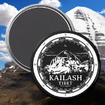 Mount Kailash - Gang Rinpoche Tibet Magnet<br><div class="desc">Das Black Round Kitchen Magnet mit einem weißen Design, das die majestätische Schönheit des in einem Kompass gerahmten Berges Kailash einfängt. Dieser Magnet ist eine Hommage an die spirituellen Traditionen Tibets, die transformative Praxis des Yogas und die tiefe Weisheit des Buddhismus. Der Berg Kailash, der sich in Tibet befindet, hat...</div>