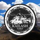Mount Kailash - Gang Rinpoche Tibet Runder Pappuntersetzer<br><div class="desc">Der Black Round Untersetzer präsentiert sich mit einem fesselnden weißen Design, das den heiligen Berg Kailash gerahmt in einem Kompass präsentiert. Dieser Untersetzer ist ein mächtiges Symbol für Tibet, Yoga und Buddhismus und verkörpert deren reiche spirituelle Traditionen und friedliche Landschaften. Die weiße Abbildung vor dem schwarzen Hintergrund schafft einen auffallenden...</div>