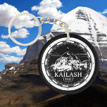 Mount Kailash - Gang Rinpoche Tibet Schlüsselanhänger<br><div class="desc">Der Black Round Schlüsselanhänger mit einem weißen Design, das den Berg Kailash schön gerahmt in einem Kompass darstellt. Dieser Schlüsselanhänger ehrt die heiligen Traditionen Tibets, die transformative Yoga-Praxis und die tiefe Weisheit des Buddhismus. Der in Tibet gelegene Berg Kailash hat als verehrter Berg und Symbol der Erleuchtung eine immense spirituelle...</div>