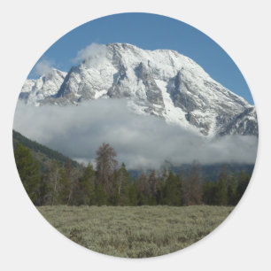 Mount Moran und Wolken im Grand Teton Runder Aufkleber