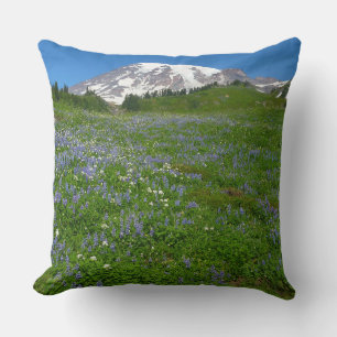 Mount Rainier mit violetten Lupinen Kissen