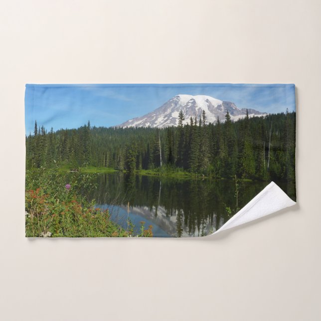 Mount Rainier Seereflektion mit Wildblumen Handtuch (Handtuch)