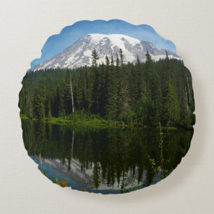 Mount Rainier Seereflektion mit Wildblumen Rundes Kissen