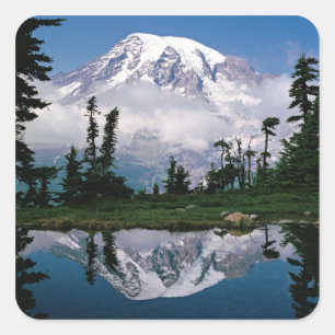 Mount Rainier spiegelt sich in einem Bergsee Quadratischer Aufkleber
