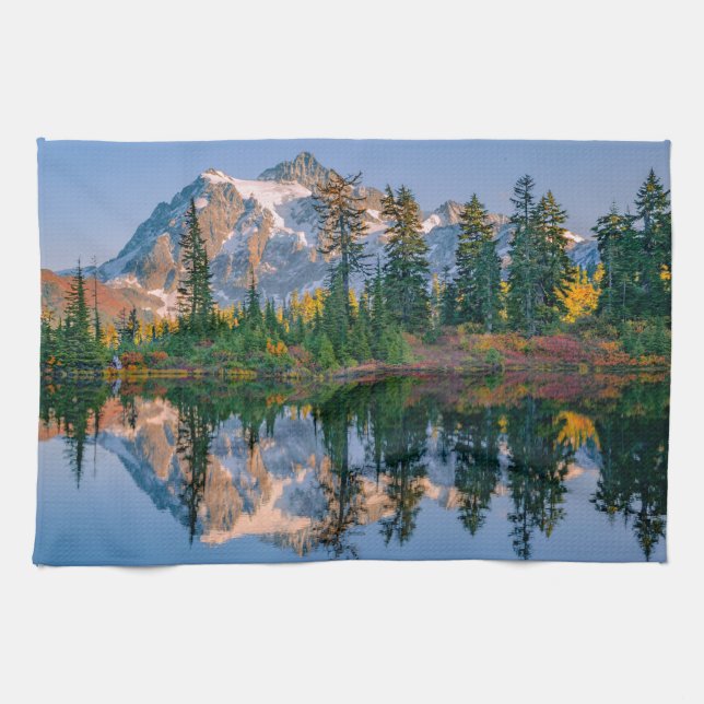 Mount Shuksan gespiegelt im Reflection Lake Geschirrtuch (Horizontal)