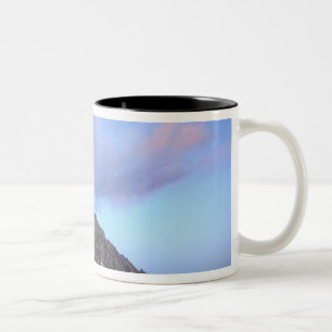 Mount Stuart bei Sonnenuntergang Zweifarbige Tasse
