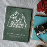 Mountain Adventure fängt Grüne Chalkboard Hochzeit Planer<br><div class="desc">Planen Sie Ihre Trauung inmitten der bezaubernden Schönheit der Natur mit unserem Mountain Adventure Begins Green Chalkboard Wedding Planner! Dieser Planer mit einem faszinierenden Logo mit majestätischen Bergen, anmutigen Palmen und einem Herzsymbol, begleitet von dem eleganten Zitat "And So Our Adventure Begins" in weißer Typografie, Set den Ton für eine...</div>
