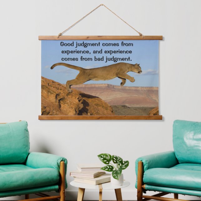 Mountain Cougar springt über zwei Berge. Wandteppich Mit Holzrahmen (Wohnzimmer)