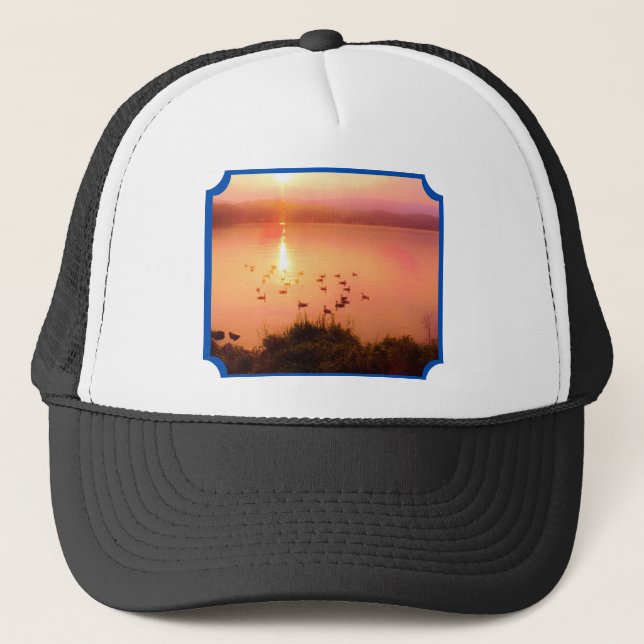 Mountain Lake Foto Rosa und Peach Orange Sunset Truckerkappe (Vorderseite)
