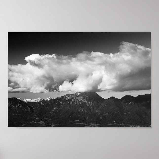 Mountain Storžič, Slowenien unter Wolken Poster (Vorne)