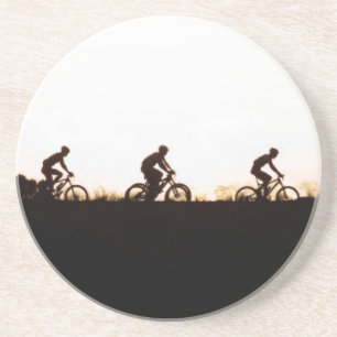 Mountainbike-Fahrer auf dem Weg über den Damm Untersetzer