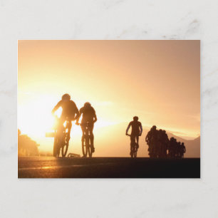 Mountainbike-Fahrer auf dem Weg über den Gipfel Postkarte