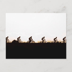 Mountainbike-Fahrer machen ihren Weg über den Damm Postkarte