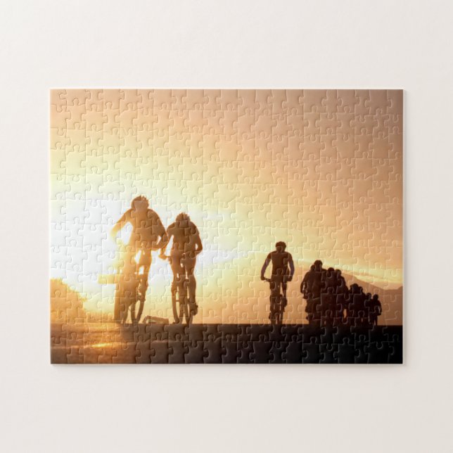 Mountainbike-Fahrer machen sich auf den Weg (Horizontal)