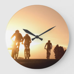 Mountainbike-Fahrer machen sich auf den Weg Große Wanduhr