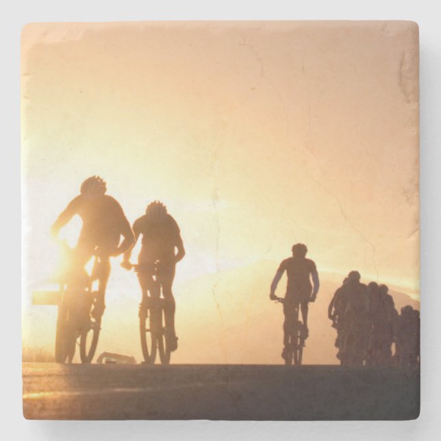 Mountainbike-Fahrer machen sich auf den Weg Steinuntersetzer (Vorderseite)