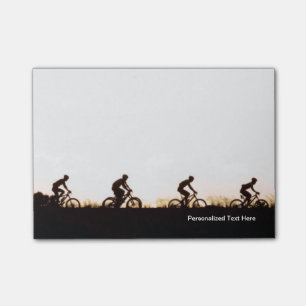 Mountainbike-Fahrer machen sich über die Talsperr Post-it Klebezettel