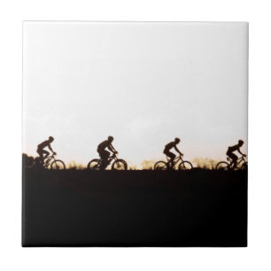Mountainbiker auf dem Weg über den Damm Fliese