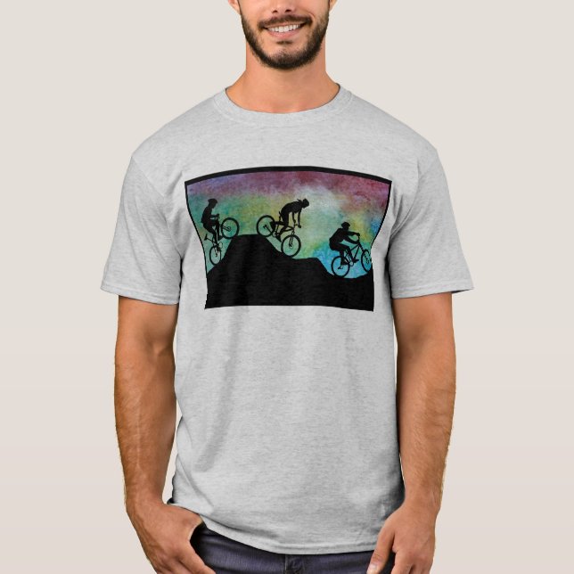 Mountainbiker gegen den Sonnenuntergang T-Shirt (Vorderseite)