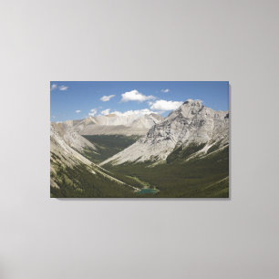 Mountainsee in einem Tal mit blauem Himmel Leinwanddruck