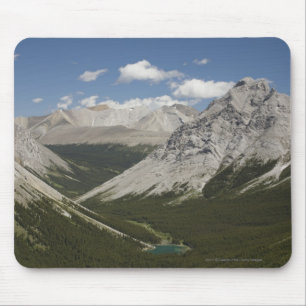 Mountainsee in einem Tal mit blauem Himmel Mousepad