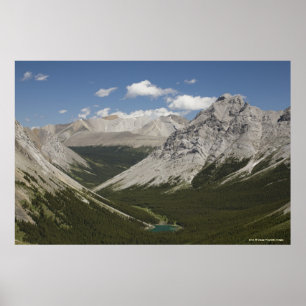 Mountainsee in einem Tal mit blauem Himmel Poster