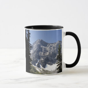 Mountainsee-reflektierender Berg gerahmt durch Tasse