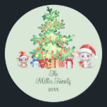 Mouse Christmas Runder Aufkleber<br><div class="desc">Holen Sie sich diese handlichen Weihnachts-Klassik-Round-Stickers der Maus und fügen Sie Ihre Familie oder Lieblings-Name und Jahr! Die perfekte Ergänzung zu Ihrem Weihnachtsgeschirr! Exklusiv von Up On the Mountain.</div>
