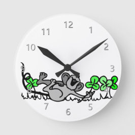 Mouse Playing In Shamrocks Runde Wanduhr