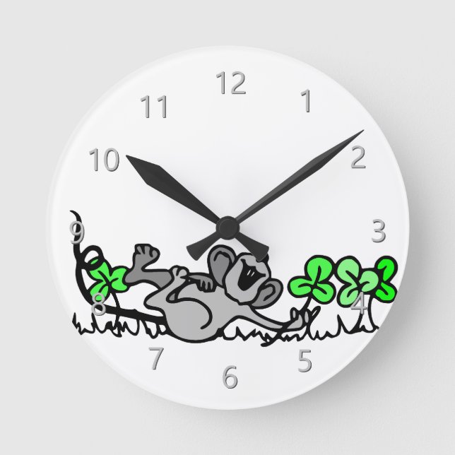 Mouse Playing In Shamrocks Runde Wanduhr (Vorderseite)