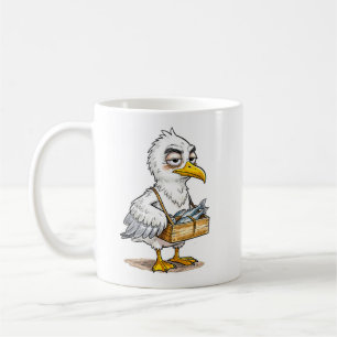 Möwe trägt Fischkiste an der Küste Kaffeetasse