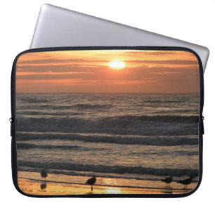 Möwen am Meer bei Sonnenuntergang Laptopschutzhülle