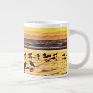 Möwen am Strand bei Sonnenuntergang Jumbo-Tasse