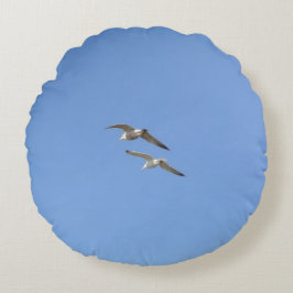 Möwen, die hoch fliegen - rundes kissen