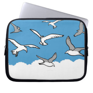 Möwen fliegen hoch am Himmel. Laptopschutzhülle