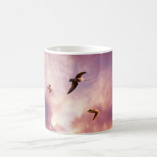Möwen fliegen in einem Sonnenuntergangshimmel Kaffeetasse