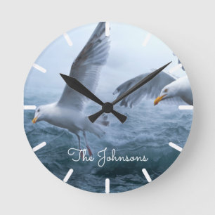Möwen fliegen über das Meer Runde Wanduhr