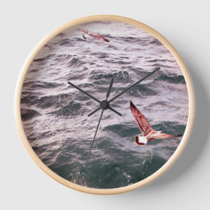 MÖWEN FLIEGEN ÜBER DIE MEERESWELLEN UHR