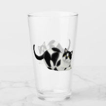 Moxie das Schwarz-weiße Kuh-Katzen-trinkende Glas