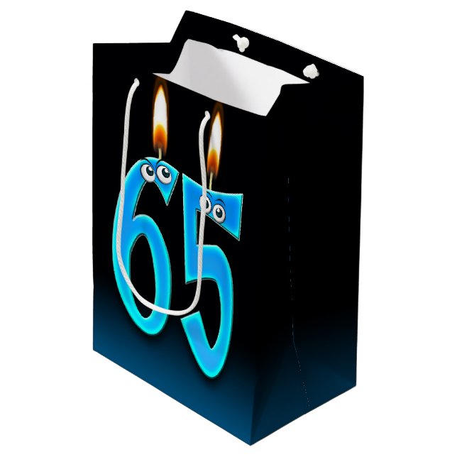 Moyen 65e Anniversaire Bougies Moyenne Sac Cadeau (Devant Angle)