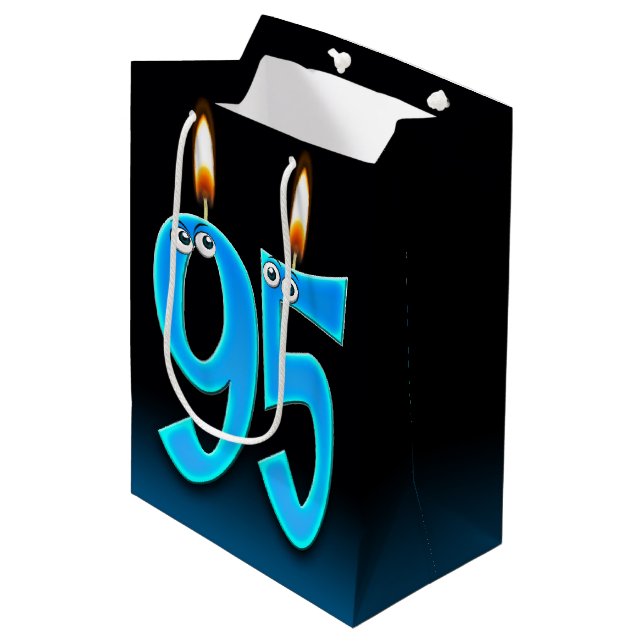 Moyen 95e Anniversaire Bougies Moyenne Sac Cadeau (Devant Angle)