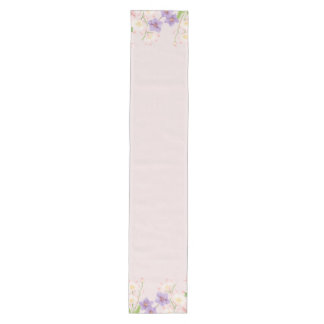 Moyen Chemin de table élégant aux fleurs sauvages pastel