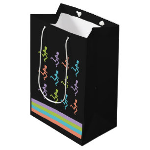 Moyen Coureurs colorés en train de courir un sac cadeau