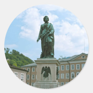 Mozart-Statue in Salzburg Runder Aufkleber