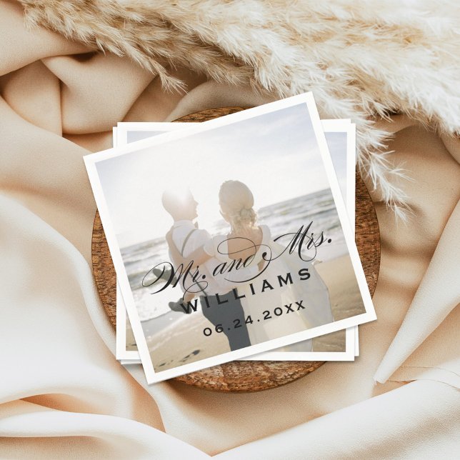 Mr. and Mrs Black Elegant Script Wedding Foto Serviette (Von Creator hochgeladen)