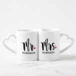 Mr. and Mrs Black Modern Script Wedding Monogram Liebestassen<br><div class="desc">Personalisierte Monogramm-Kaffeetassen machen das neue Mr. and Mrs. Dieses minimalistische Design bietet modernes schwarzes Drehbuch,  einen roten Herzakzent und einen benutzerdefinierten Text,  der mit dem verheirateten Nachnamen des frisch verheirateten Paares personalisiert werden kann.</div>