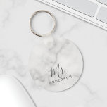 Mr and Mrs | Elegant Marble Modern Script Wedding Schlüsselanhänger<br><div class="desc">"Mr and Mrs" Elegant White Marble Modern Script Personalized Couple Gift

Perfect as wedding gifts for newlywed,  wedding anniversary gifts,  Valentine's day gifts and gift for any occasions.</div>