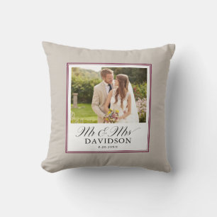 Mr. and Mrs. Elegant Script Burgundy Foto Newlywed Kissen