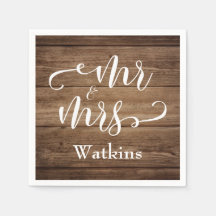 "Mr. and Mrs." Elegante weiße Schrift über Rustika